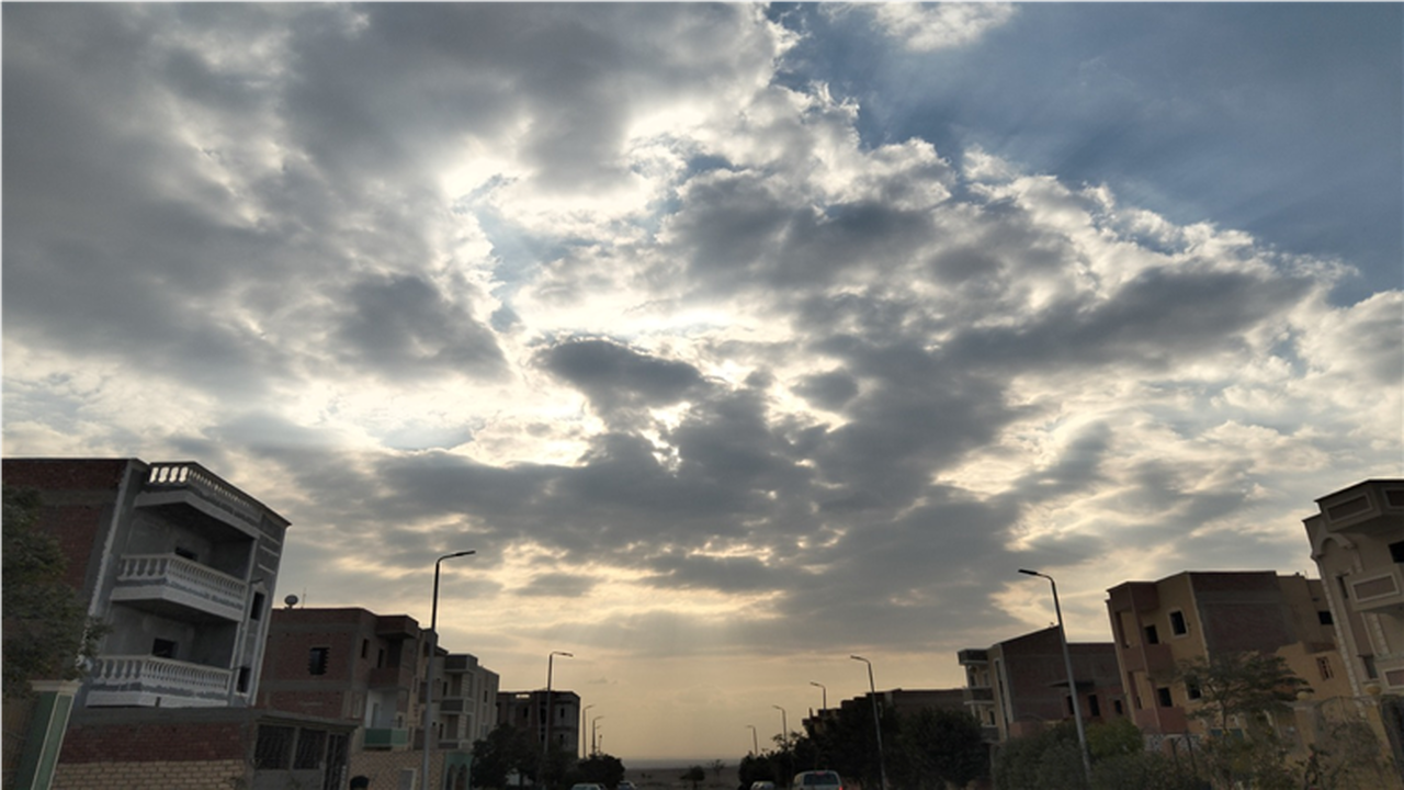 أمطار رعدية تغطي عدة مناطق وتصل إلى القاهرة فما حقيقة احتمالية تكرارها؟